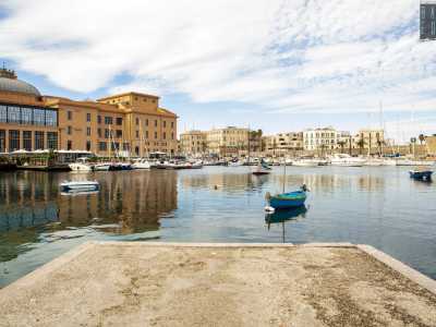Ai piedi del politeama sono anche ormeggiati i potenti scafi del Circolo della Vela, fondato nel 1929